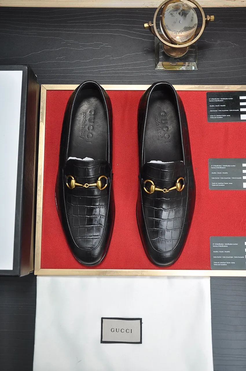 Men's shoes💰500💶Italy's top luxury men's shoe giant (GUCCI) (Gucci) (full cowhide lining) new arrival🍃Original European style🔰 Pleasant to the eye😍In order to make the shoes more durable and non-deformable🌀The production continues to follow traditional methods but there is still no lack of innovation💪Choose original sheepskin for the leather♻️ Smooth and natural And extra bright ⭐Made of imported cowhide, the first choice of rich people 38-45 (45 customized)